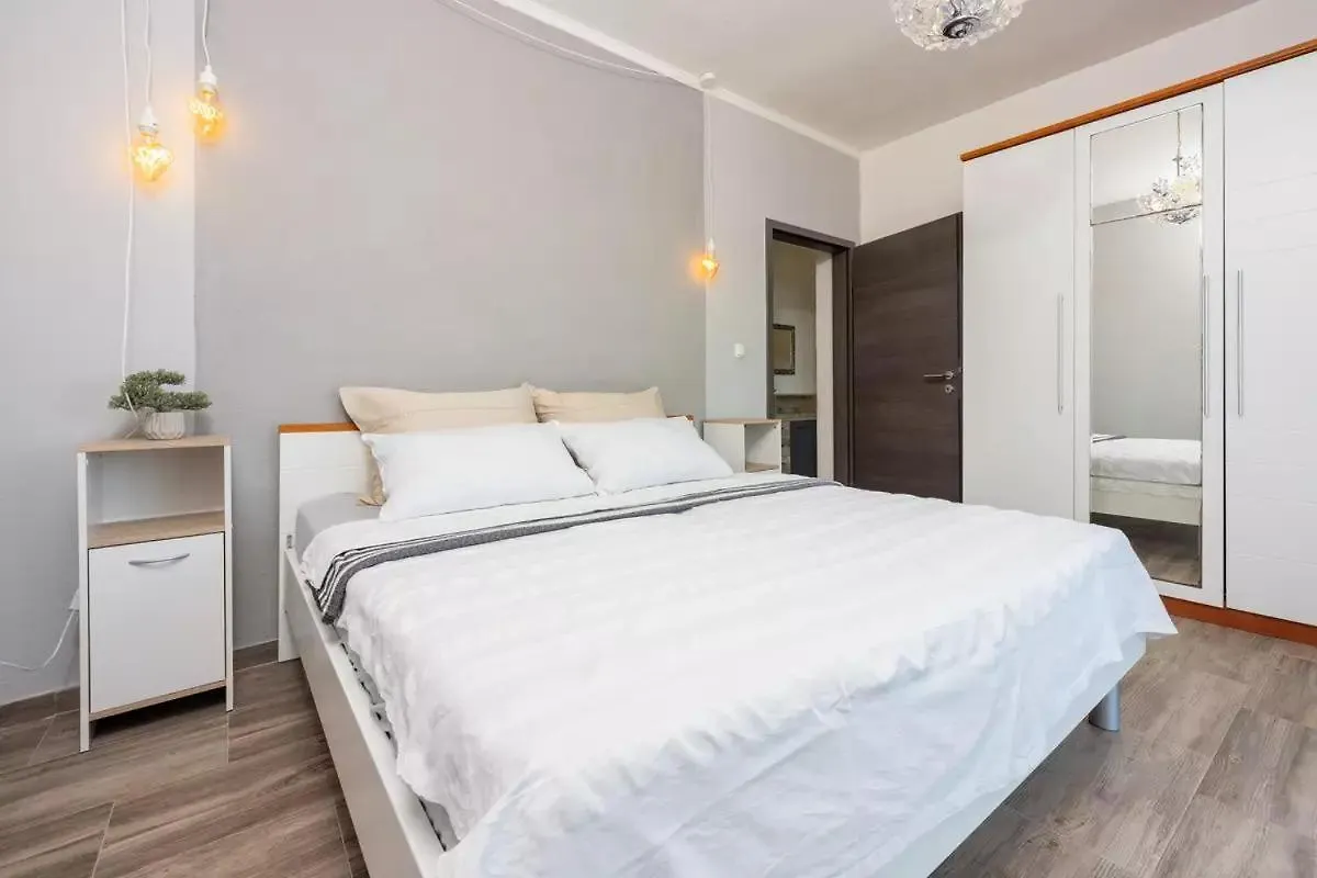 Apartment In Dramalj 39510