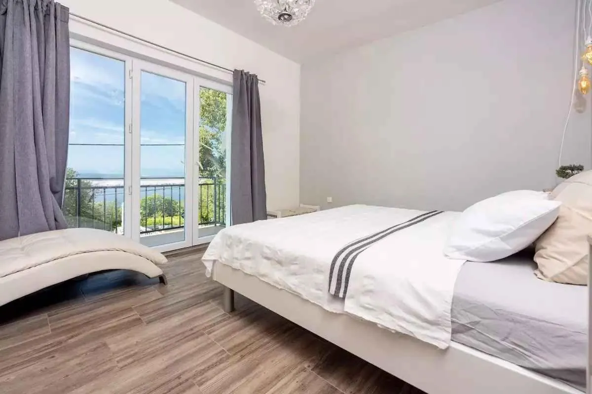 Apartment In Dramalj 39510